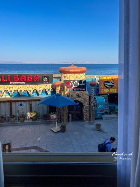 A la foto es mostra l'objecte Honey Studio situat a la ciutat de Dahab.