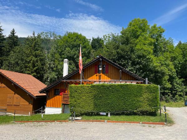 Na fotografii je vidět objekt Charmant Petit Chalet 3 étoiles en Gruyère nacházející se ve městě Crésuz.