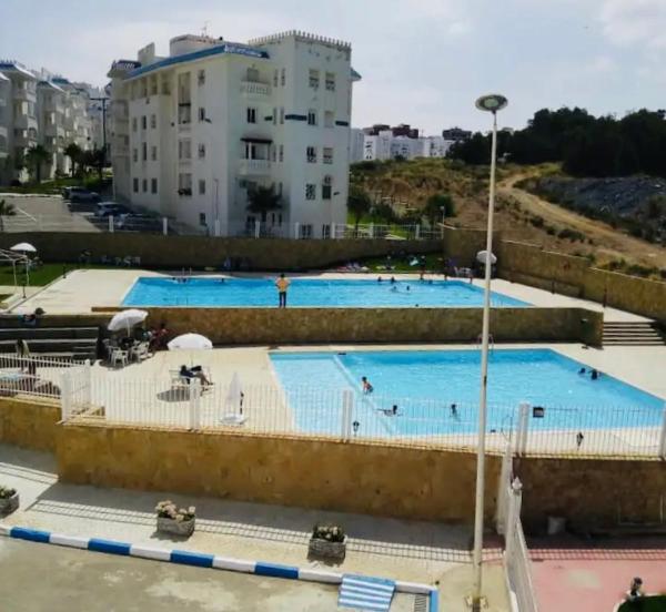 写真にはフニデク市にあるApparemment avec piscine Fnidec bab septa bab ceutaが写っています。