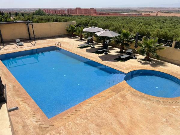 The photo shows the Charmante villa avec piscine DAR LUD located in the city of El Aouamra.