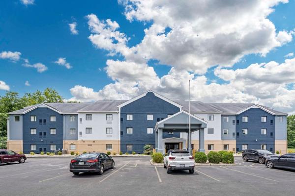 The photo shows the Country Inn & Suites by Radisson, Pickerington, OH located in the city of Summit Station.