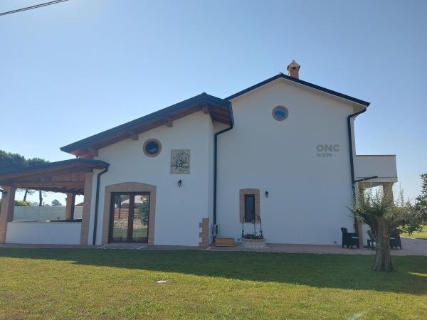 The photo shows the Agro 1798 Country Guest House located in the city of Hermada.