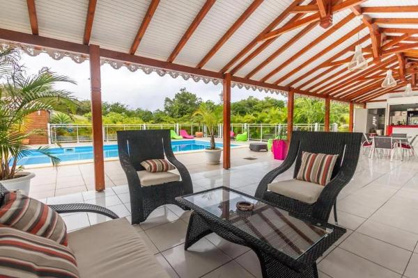 A la foto es mostra l'objecte Maison lumineuse avec piscine au Moule situat a la ciutat de Fonds dʼ Or.