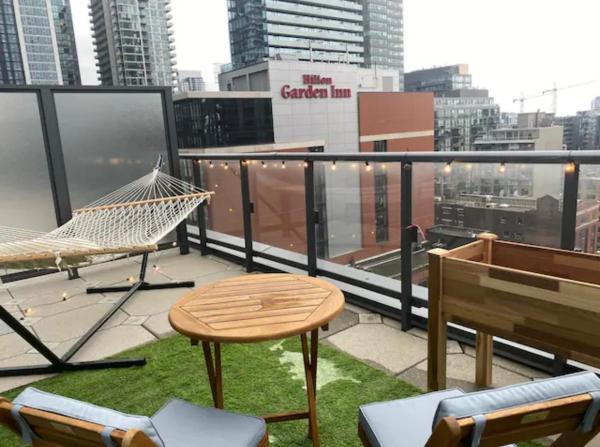 Na zdjęciu widoczny jest obiekt Bright 1BR w Large Terrace - Entertainment District położony w mieście Toronto.