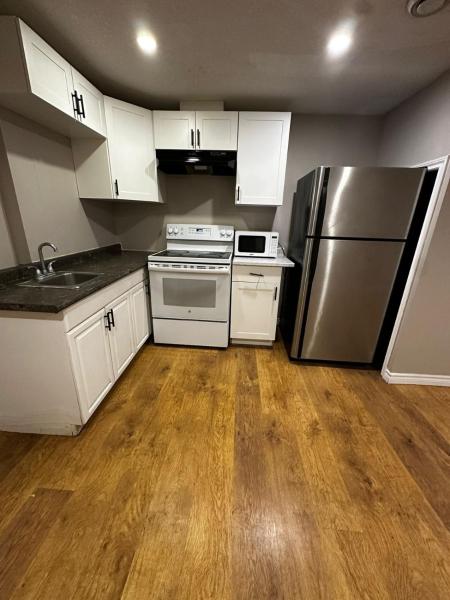 Na fotografii je vidět objekt 3 Room Set for Up to 8 people- 10 minutes from Kitchener Airport, Walking to Transit nacházející se ve městě Kitchener.