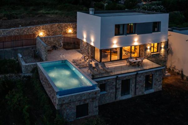 Na zdjęciu widoczny jest obiekt Villa Mare położony w mieście Katun.
