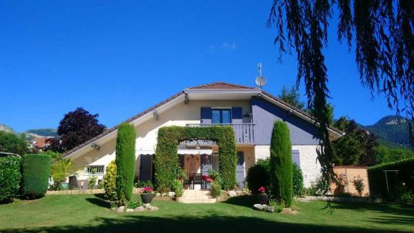 A la foto es mostra l'objecte Emeraude situat a la ciutat de Gex.