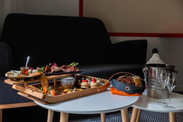 写真にはFeneu市にあるLogis Hôtel Domaine du Moulin Cavier - Restaurants & Spaが写っています。