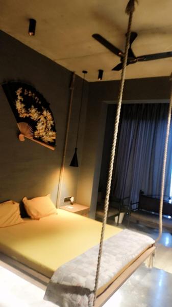 The photo shows the Lapauz luxury farmhouse located in the city of Nāgothana.