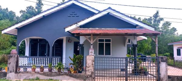 A la foto es mostra l'objecte Two One Homestay situat a la ciutat de Kampung Raja.