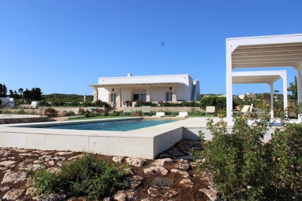Op de foto is het object Villa Agata te zien, gelegen in de stad Lido Marini.