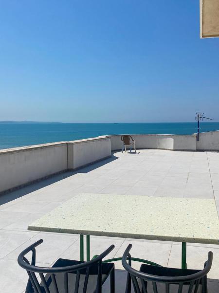 Na fotografii je vidět objekt Redi's Seaside Terrace Studio nacházející se ve městě Durrës.
