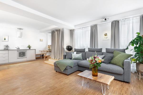 A la foto es mostra l'objecte Stylish Apartment With Home Cinema, 2-min Tram situat a la ciutat de Berlín.
