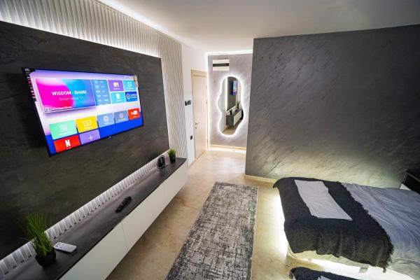 На фото показан объект Home Luxury Suites, расположенный в городе Kriva Palanka.