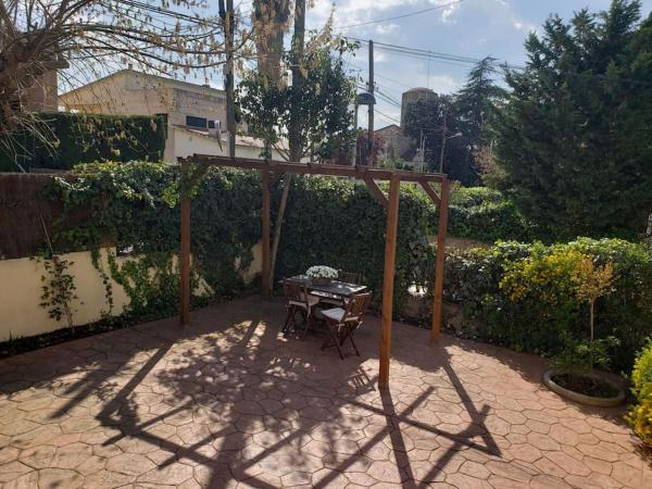 A la foto es mostra l'objecte Esplendida casa en Valldoreix situat a la ciutat de Valldoreix.