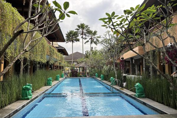 写真にはGenteng市にあるHotel Pesona Bamboe Lembangが写っています。