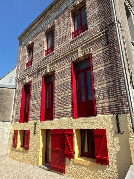 A la foto es mostra l'objecte Home Sweet Ault situat a la ciutat de Ault.