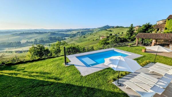 På billedet ses objektet Villa Perla, hilltop location with pool beliggende i byen Calosso.