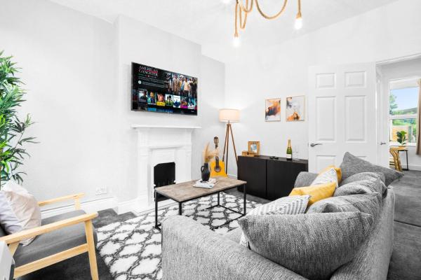 Stylish 3 Bedroom House - 6 Guests - Garden - Parking - Netflix - Wifi - 17M, Birmingham