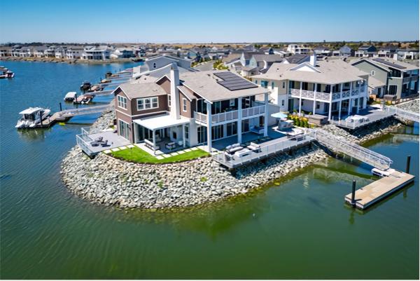 La photo montre l'objet Waterfront Resort Style Villa - 5 min to fastwater situé dans la ville de Isleton.