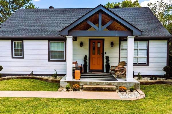 Na fotografii je vidět objekt East Nashville Retreat, Outdoor Oasis, Sleeps 12, Four Bedrooms nacházející se ve městě Madison.