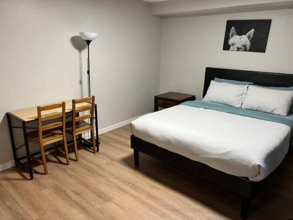 A la foto es mostra l'objecte Cozy 1 Bedroom Rental with Den free parking Close to University situat a la ciutat de Edmonton.