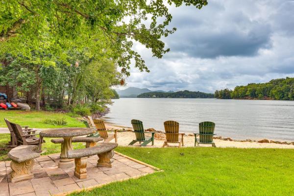 Na zdjęciu widoczny jest obiekt Cozy Lake Chatuge Getaway, Walk to Water! położony w mieście Hayesville.