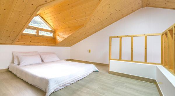 A la foto es mostra l'objecte Geojae Beach Maru Pension situat a la ciutat de Geoje.
