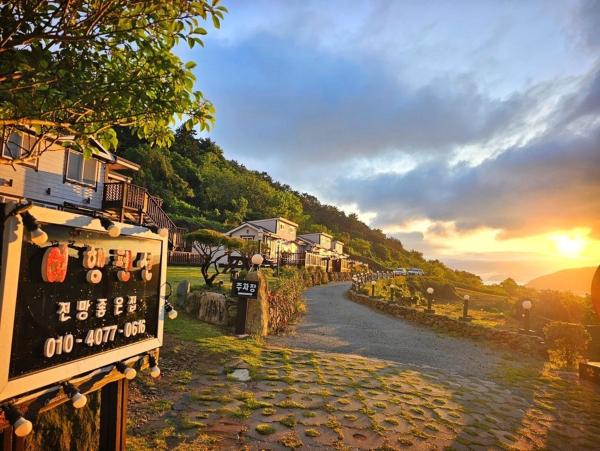 På billedet ses objektet Jeonnam Cheongsando Yeohaeng Pension beliggende i byen Wando.