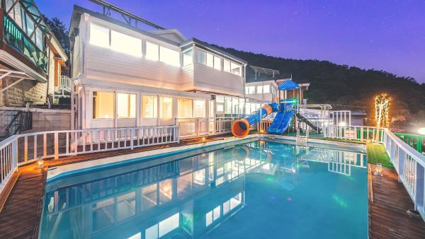 A la foto es mostra l'objecte Gapyeong shinbi kids poolvilla situat a la ciutat de Hohyŏn-dong.
