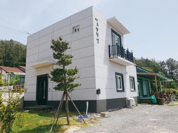 Na fotografii je vidět objekt Namhae One Fine Day Private Pension nacházející se ve městě Namhä.