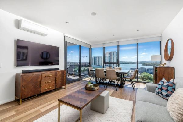 Sensational City Apartment With Lake Views - キャンベラ