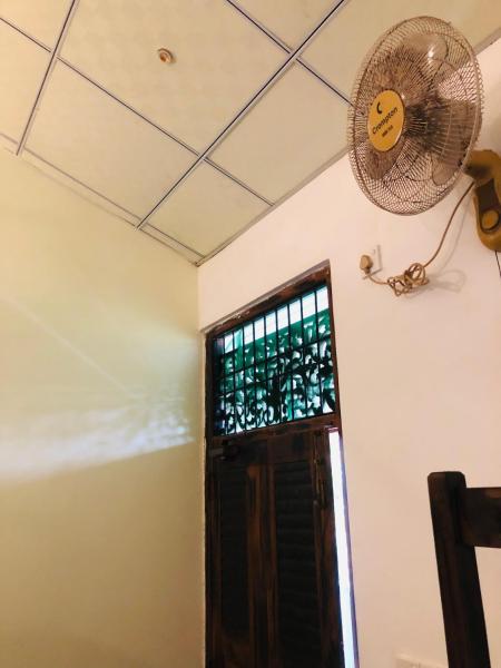 A la foto es mostra l'objecte Suriya Accommdation situat a la ciutat de Polhena.
