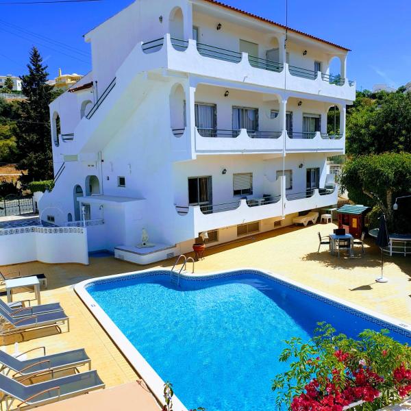 Na zdjęciu widoczny jest obiekt AAA APARTAMENTS T0 Piscina Marina położony w mieście Albufeira.