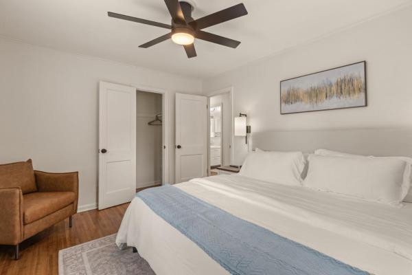 A la foto es mostra l'objecte ModernNest-KS Bed| Fire Pit• Near TU•Expo•Downtown situat a la ciutat de Tulsa.