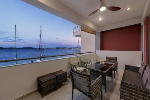På bildet vises objektet Ionis Seafront Suite som ligger i byen Preveza.
