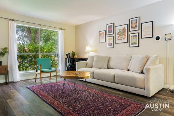 A la foto es mostra l'objecte 12 Min to Airport Spacious Backyard and Fire Pit situat a la ciutat de Austin.