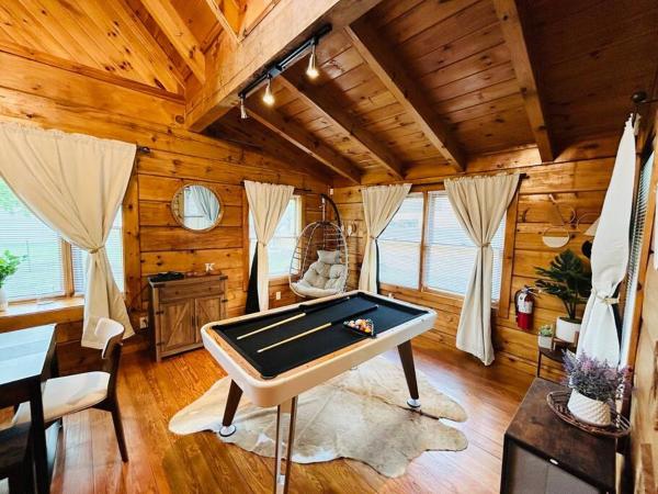Na zdjęciu widoczny jest obiekt Back to Creek, Pool Table, Firepit & Grill położony w mieście Cosby.