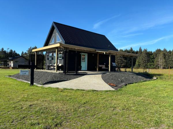 Na fotografii je vidět objekt Sunrise Cabin- The Loft - secluded Beach front guest house nacházející se ve městě Skidegate.