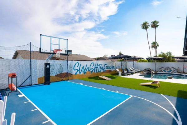 Na zdjęciu widoczny jest obiekt Sportscourt Hot Tub & Pool Game Room Cornhole BBQ położony w mieście Glendale.