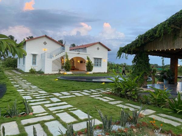 The photo shows the Bangalore farm house stay 12plus members 2 and half acres plantation located in the city of Vakkaleri.