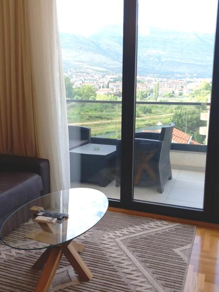 A la foto es mostra l'objecte Apartman 20 situat a la ciutat de Trebinje.