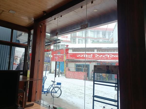 På billedet ses objektet Midway Resturant and Guest house, Dhanaulti beliggende i byen Dhanaulti.