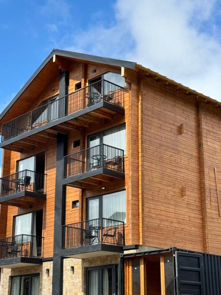 Na zdjęciu widoczny jest obiekt Riders Lodge położony w mieście Nabeghlavi.