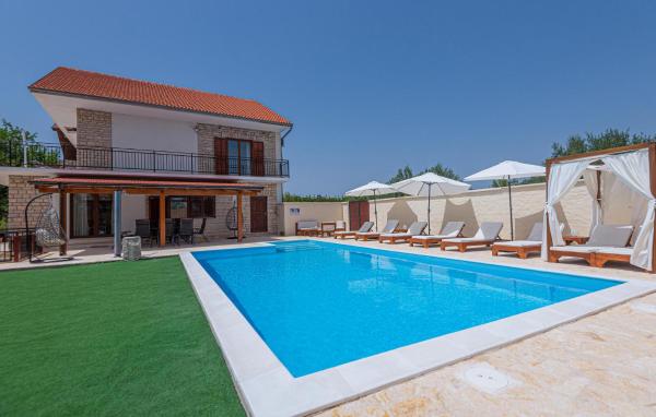 Nella foto è visibile l'oggetto 4 Bedroom Awesome Home In Sibenik situato nella città di Piramatovci.