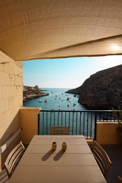 La photo montre l'objet Seafront duplex Penthouse with Terrace overlooking Xlendi Bay situé dans la ville de Xlendi.