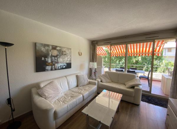 La photo montre l'objet Appartement 4 p avec grande terrasse, piscine, parking dans Saint Tropez centre situé dans la ville de Saint-Tropez.