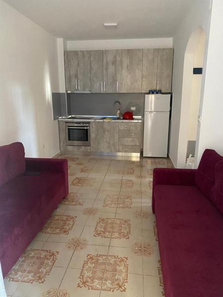 På bildet vises objektet Esi apartment som ligger i byen Golem.