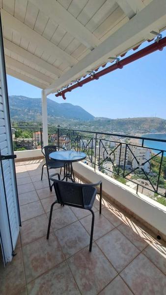 A la foto es mostra l'objecte Villa Eleni situat a la ciutat de Himare.