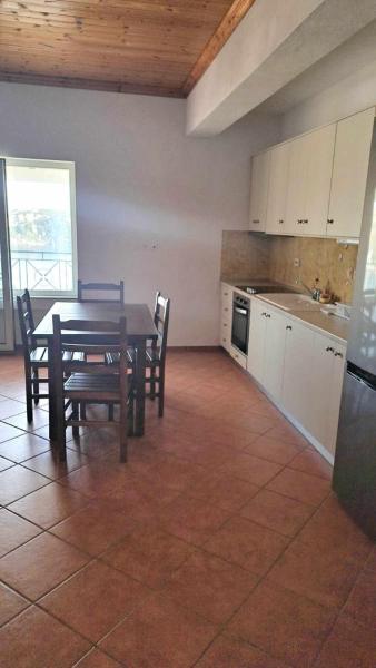 A la foto es mostra l'objecte Villa Eleni situat a la ciutat de Himare.